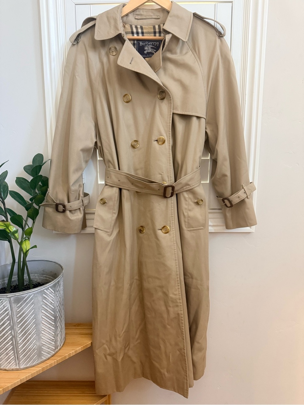 Burberry Vintage Beige Classic Double-Breasted Trench Coat with Signature Lining